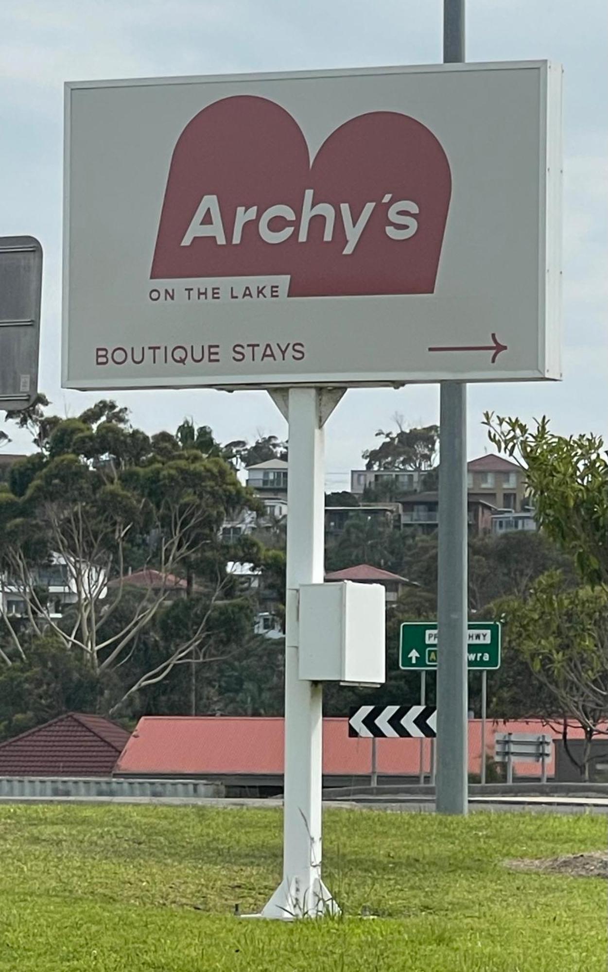 Archy'S On The Lake Burrill Lake Exterior photo